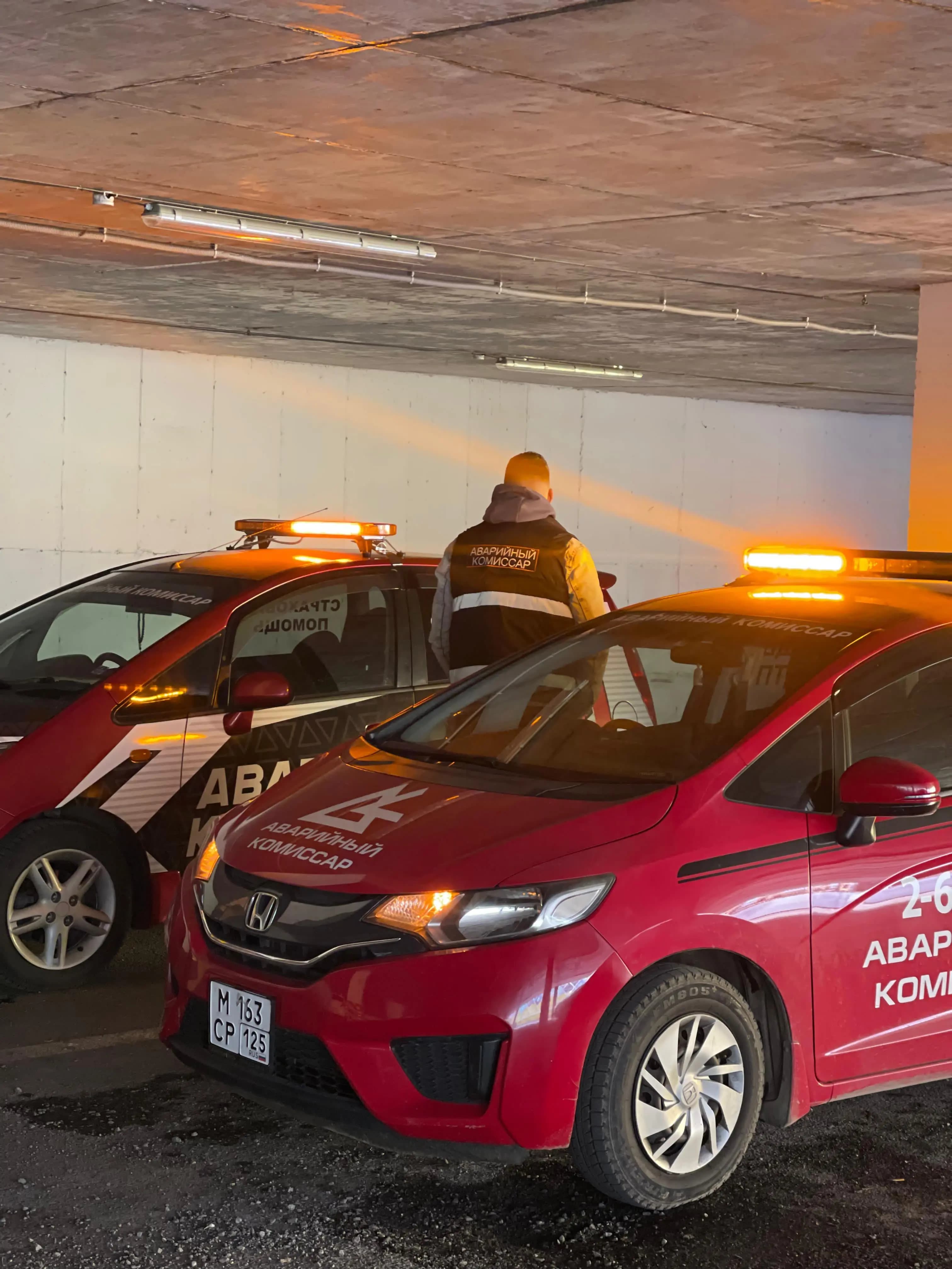 Аварийный комиссар на месте вызова при ДТП